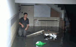 Video: Tầng hầm ngập sâu, cư dân khu biệt thự hạng sang ở TPHCM 'còng lưng' bơm tát nước