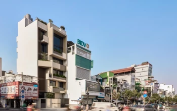 Nhà phố 7 tầng ngập tràn ánh sáng và cây xanh