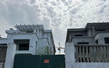 Phía sau biệt thự vùng ven Hà Nội giá hơn 100 triệu đồng/m2