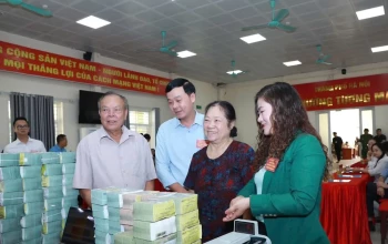 Thấy gì việc người dân nhận bao tải tiền bồi thường giải phóng mặt bằng?