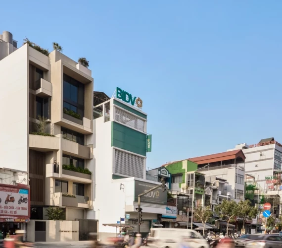 Nhà phố 7 tầng ngập tràn ánh sáng và cây xanh