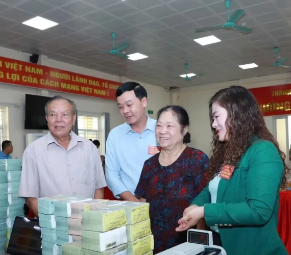 Thấy gì việc người dân nhận bao tải tiền bồi thường giải phóng mặt bằng?