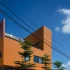 Ngôi nhà màu cam nổi bật trên nền cây xanh