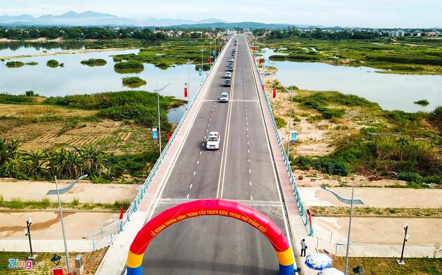Thông xe cầu Thạch Bích bắc qua sông Trà Khúc