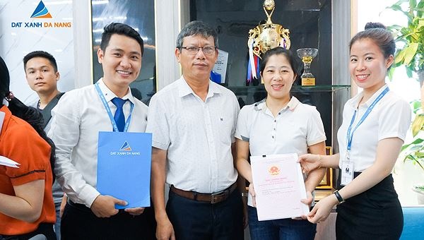 Công chứng sang “sổ đỏ” cho khách hàng của dự án Palm Village