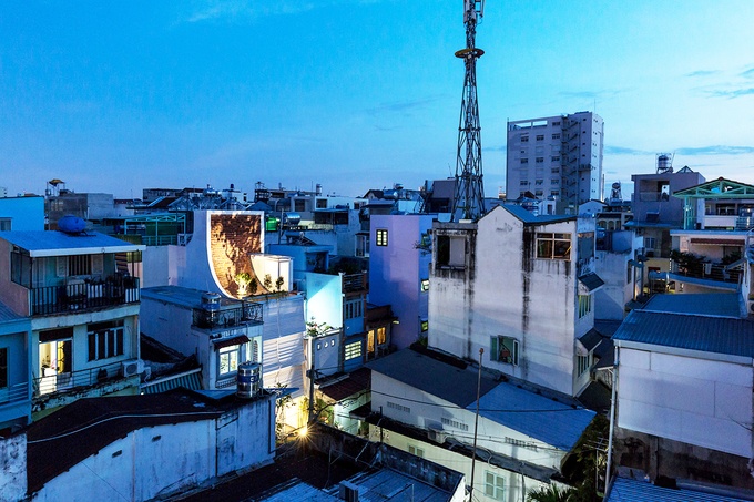 Nhà Sài Gòn có phần mái cong vút như mái đình Bắc Bộ