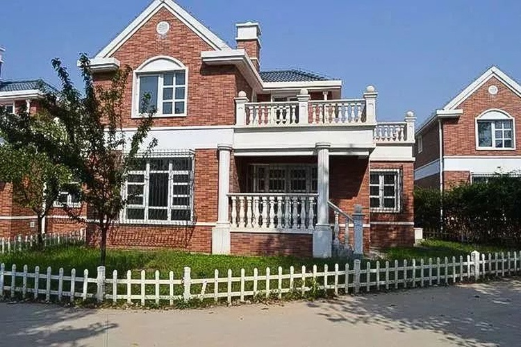 7 cặp vợ chồng thân nhau cùng thuê một căn biệt thự đặc biệt