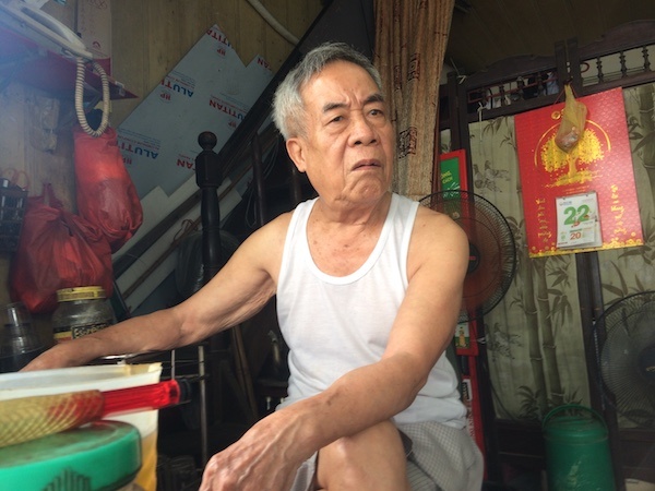 Người dân gồng mình trong những căn nhà chờ sập