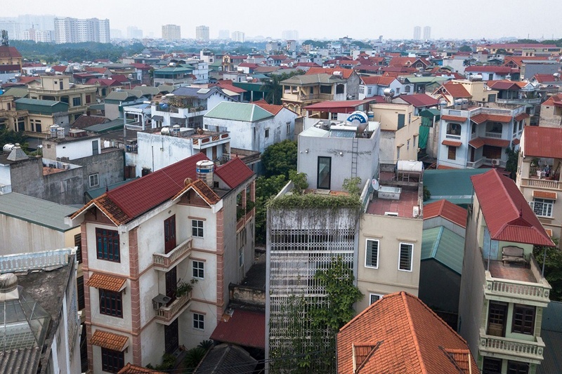Bên trong ngôi nhà phố có mặt tiền được bao phủ bằng cửa xếp