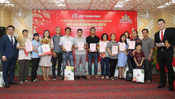 Việt Hưng Phát trao hàng trăm sổ hồng Dự án Diamond City