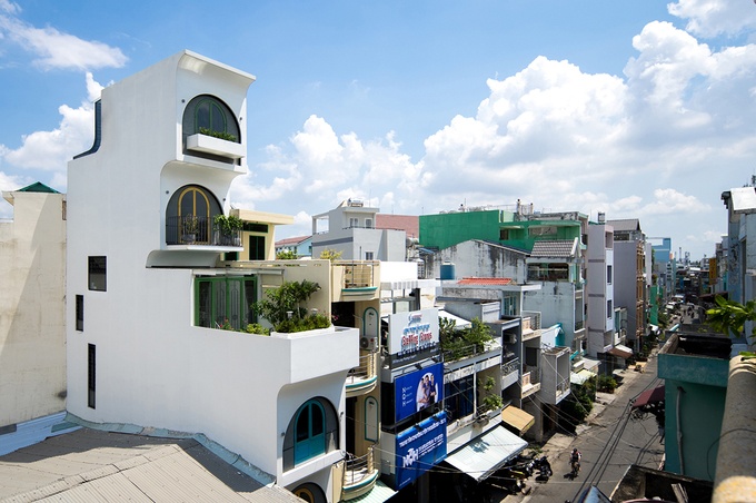 Xây thụt lùi 3 tầng trên, nhà ống Sài Gòn ngập tràn ánh sáng