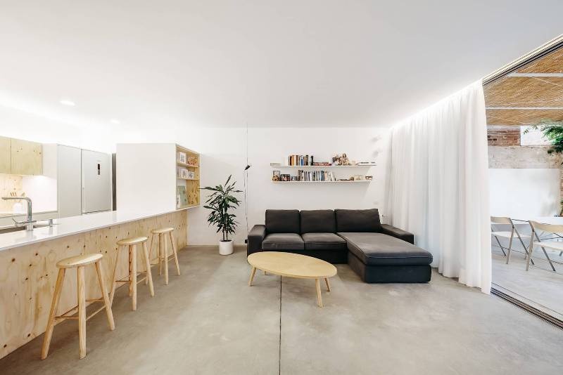 Khám phá Barcelona: Mặt tiền ngôi nhà thu hút với thảm thực vật mát mẻ trải khắp sân nhà