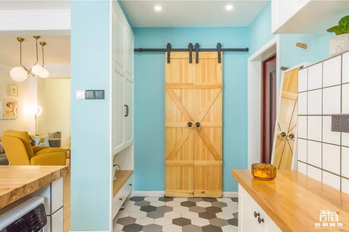 Sự kết hợp ăn ý của 3 tông màu trắng - xanh dương - gỗ tạo nên vẻ đẹp cuốn hút bên trong căn hộ 93m2