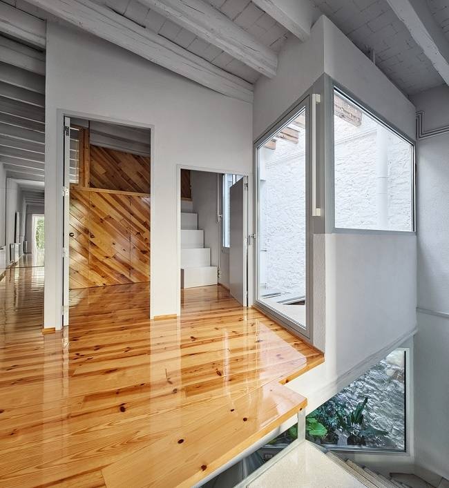 Thiết kế không gian mở giúp Casa Descuadra thêm rộng rãi