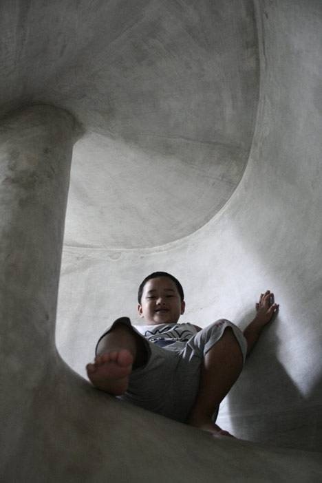 Đường trượt bê tông xoắn ốc - điểm nhấn thú vị của ngôi nhà mang tên Play House