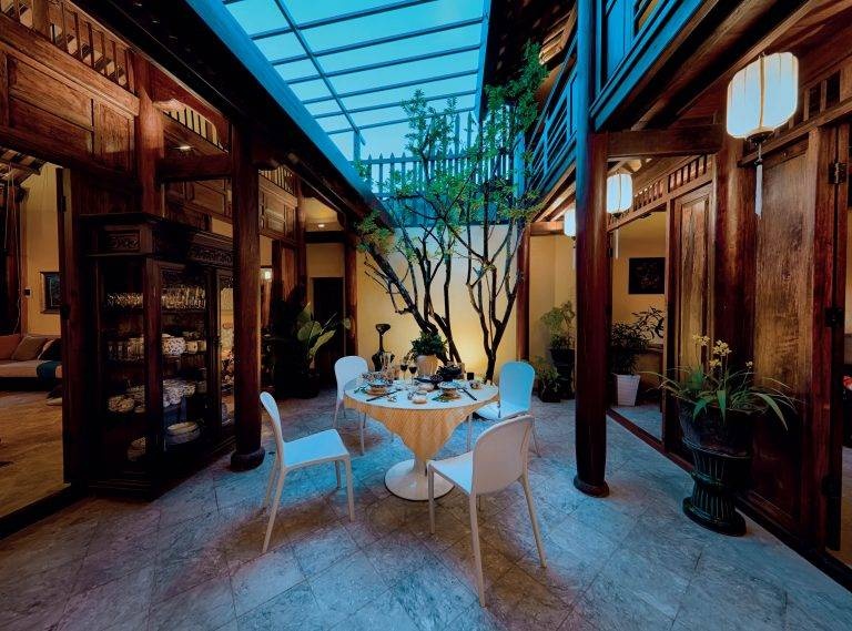 Sự kết hợp hài hòa giữa phong cách hiện đại và giản dị bên trong ngôi nhà cổ Hội An