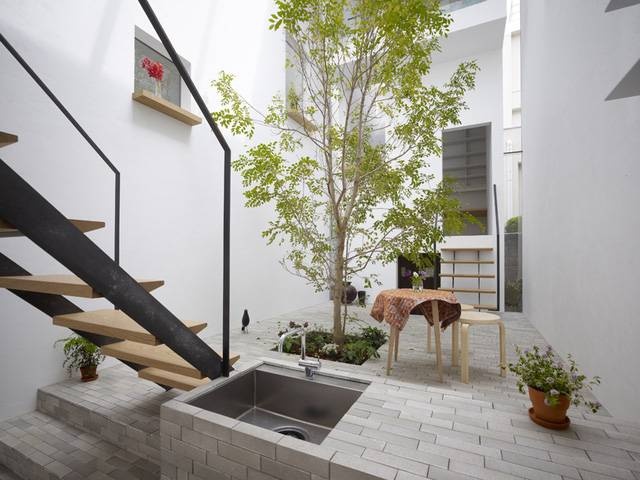 Khám phá ngôi nhà ống màu trắng 54m2 giữa lòng Tokyo