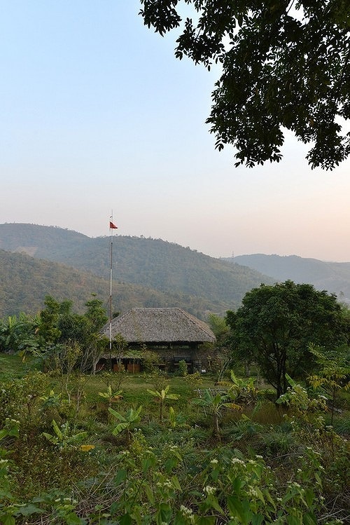 Khám phá ngôi nhà gỗ mộc mạc trên sườn đồi Hòa Bình