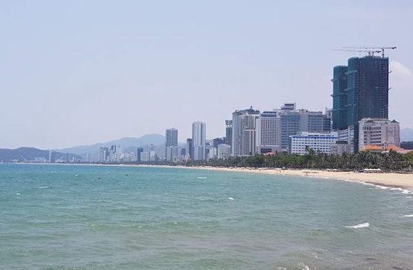 Nha Trang “dồn” cao ốc ra ven biển