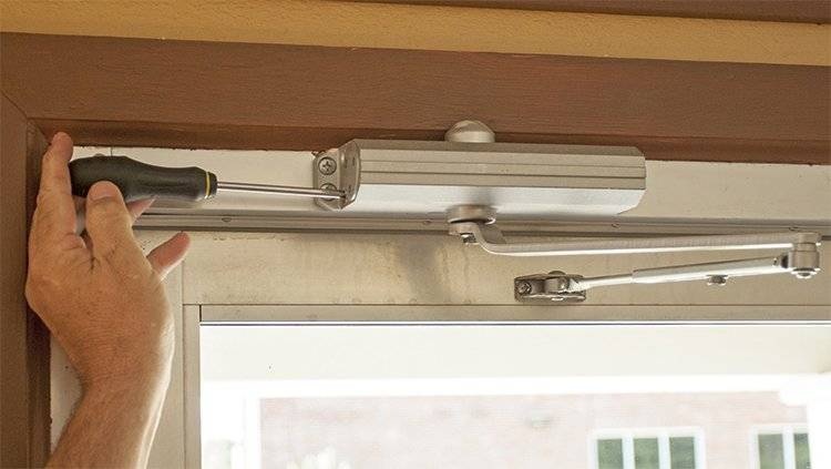 Phụ kiện hãm cửa thủy lực Door closer: thiết bị chống gió tối ưu cho cửa