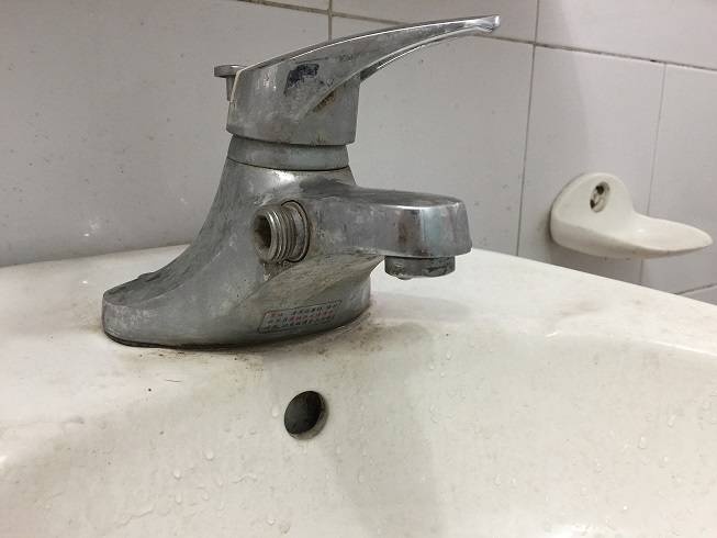 Hướng dẫn tẩy cặn canxi để làm sạch inox trong phòng tắm