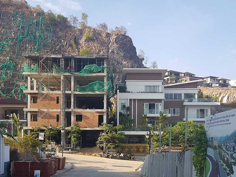 Xử lý hàng chục biệt thự xây trái phép ven biển Nha Trang