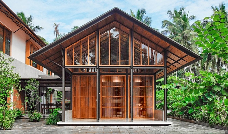 Căn nhà gỗ nhỏ xinh nép mình giữa thiên nhiên
