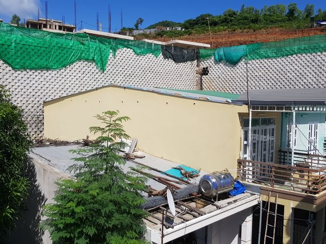 Dân nóng ruột đề nghị xử lý dứt điểm vụ “bức tường khủng” ở Nha Trang