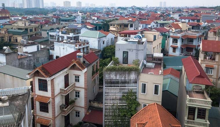 Đằng sau song cửa xếp bằng sắt là cả một không gian xanh trong nhà