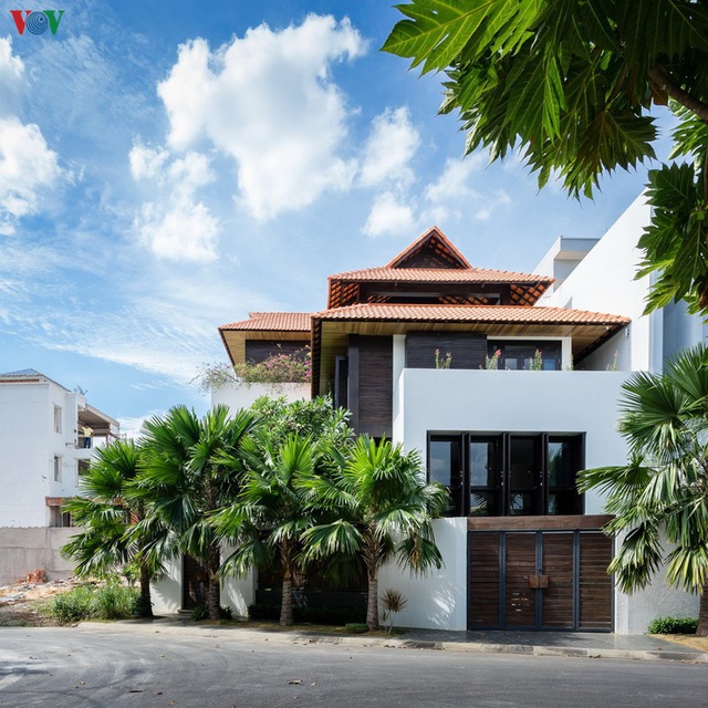 Khám phá ngôi nhà phố hiện đại: Nơi chốn hoài niệm quê nhà của gia chủ