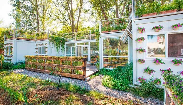 Người đàn ông 57 tuổi tự làm nhà container tặng vợ