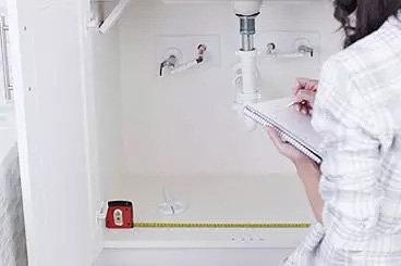 Tủ lưu trữ dưới bồn rửa phòng tắm luôn gọn gàng nhờ áp dụng vài mẹo nhỏ