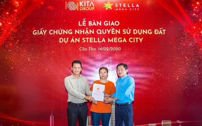 Stella Mega City bàn giao số đỏ cho khách hàng đúng cam kết