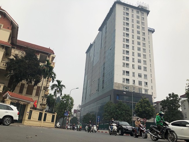 Thách thức chỉ đạo của Thủ tướng, tòa nhà 8B Lê Trực vẫn chưa khắp phục sai phạm