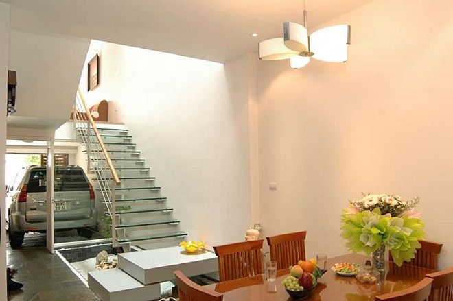 Trang trí ngôi nhà ấn tượng với cầu thang kính