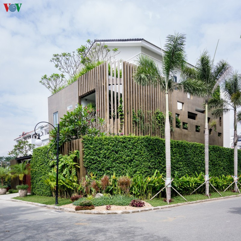 Biệt thự thân thiện với hàng rào xanh mát