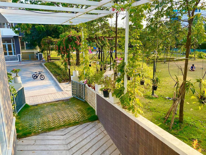 Khu vườn xanh “mướt mắt” trong biệt thự 200m2 của Trịnh Kim Chi