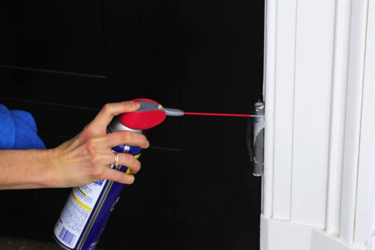 Chỉ với 10 phút, tiếng kêu cọt kẹt ở cửa nhà hoàn toàn biến mất