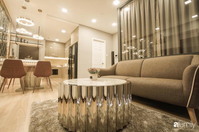 Căn hộ 65m² nhưng đem lại cảm giác rộng rãi nhờ thiết kế mở bằng vách kính ở TP. HCM