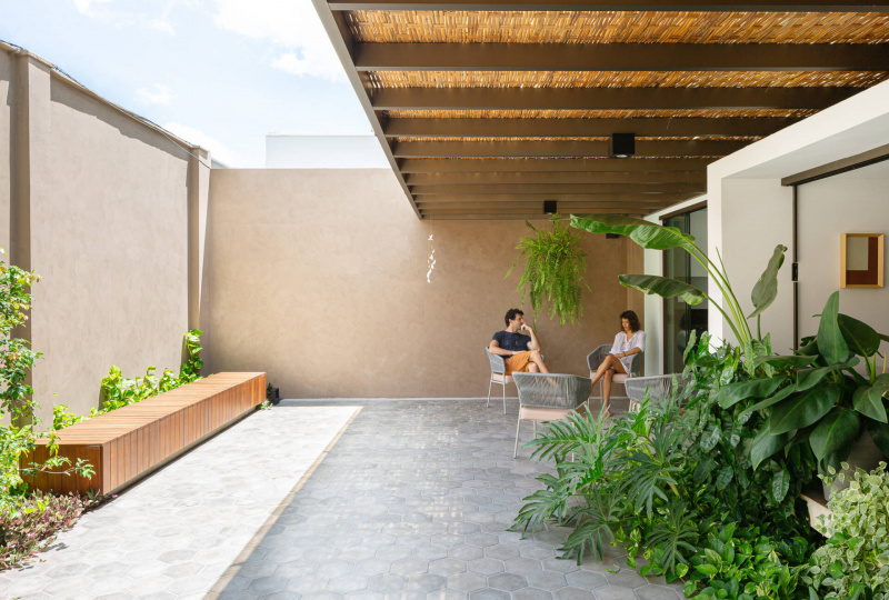 Oasis House – Căn nhà “Ốc đảo” xanh mát với khoảng sân trong đầy tự tại, an nhiên