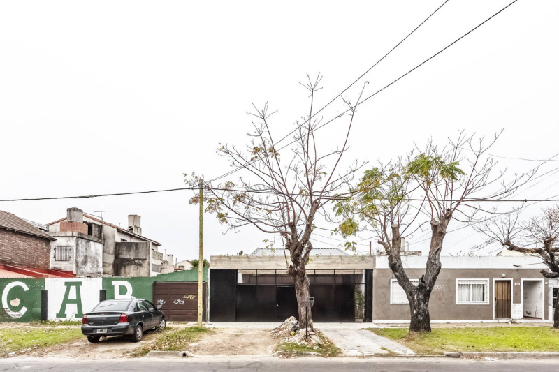 Phá bỏ vách ngăn và một phần mái, nhà phố 90m2 sáng thoáng đến không ngờ