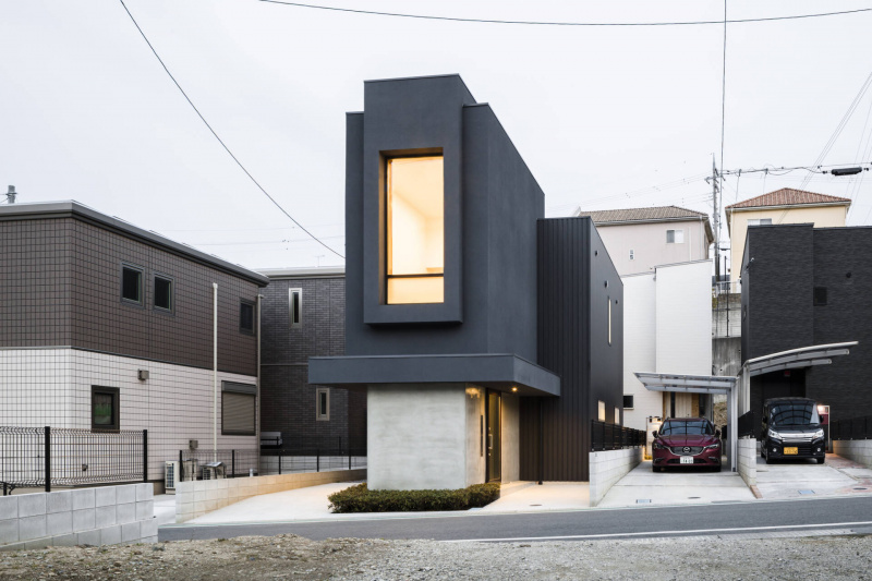 Slender House – Ngôi nhà Nhật siêu mảnh với giải pháp thiết kế bên ngoài thì tối, bên trong lại sáng thoáng bất ngờ