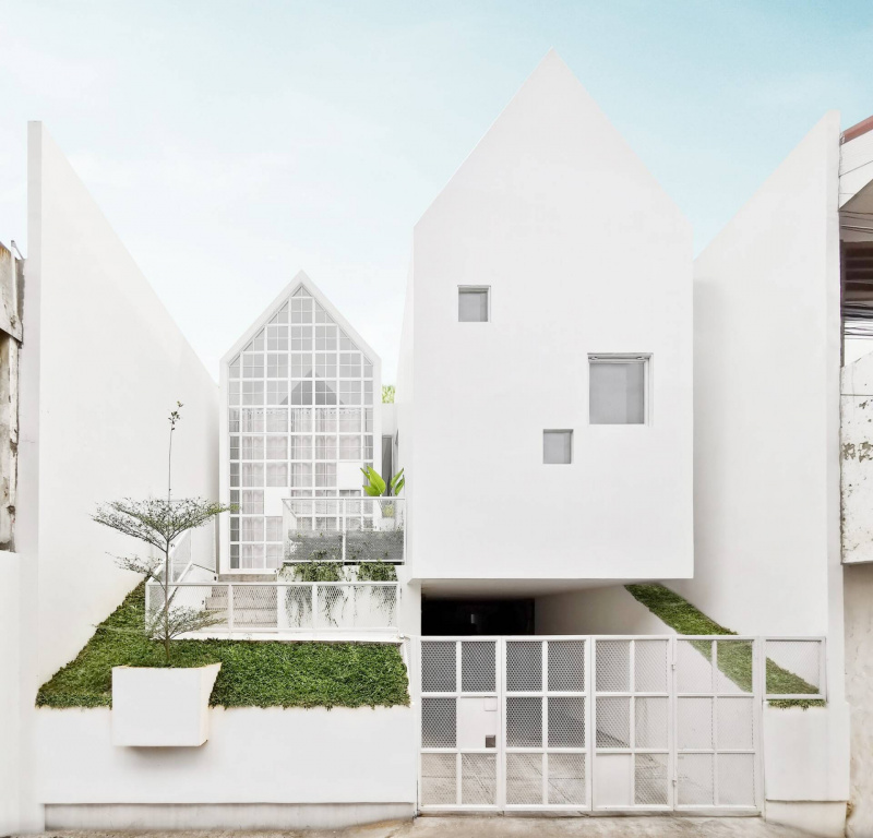 UR House – Ngôi nhà 2 mái chóp với cách tận dụng khu đất cũ thông minh