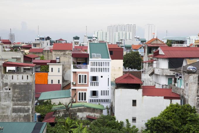 Xây nhà độc, lạ, tiện nghi trong con ngõ chỉ đủ cho xe máy ra vào