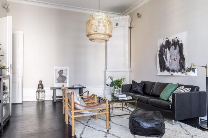 Căn hộ 73m² tạo dấu ấn đặc biệt nhờ lựa chọn sàn nhà màu tối