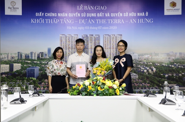 The Terra - An Hưng: Văn Phú - Invest trao sổ đỏ cho khách hàng mua nhà phố