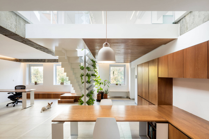 Căn hộ thông tầng 80m2 như rộng tới hơn 100m2 nhờ phân chia không gian hợp lý và thiết kế xanh thoáng, hiện đại