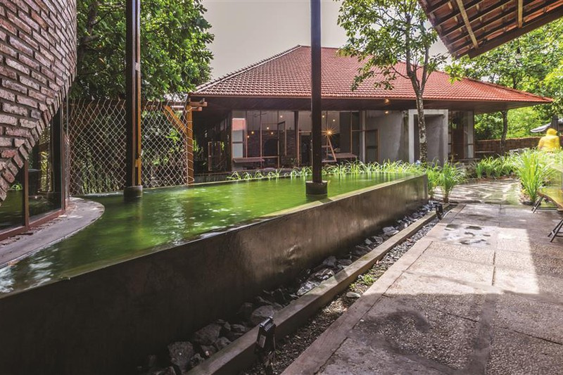 Quán cà phê được xây từ những viên gạch cũ