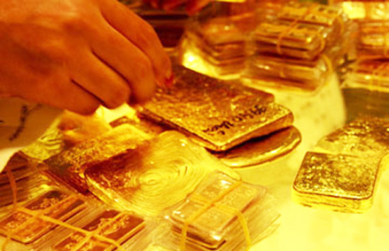 Giá vàng hôm nay 25/7: Thế giới tiếp tục tăng cao lên trên mốc 1.900 USD, SJC ngược chiều đi xuống
