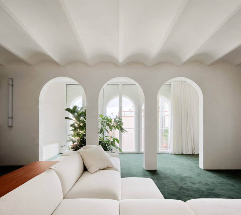 Căn Penthouse với thiết kế cổng vòm đẹp mắt cùng cách sử dụng gương kết nối không gian ấn tượng